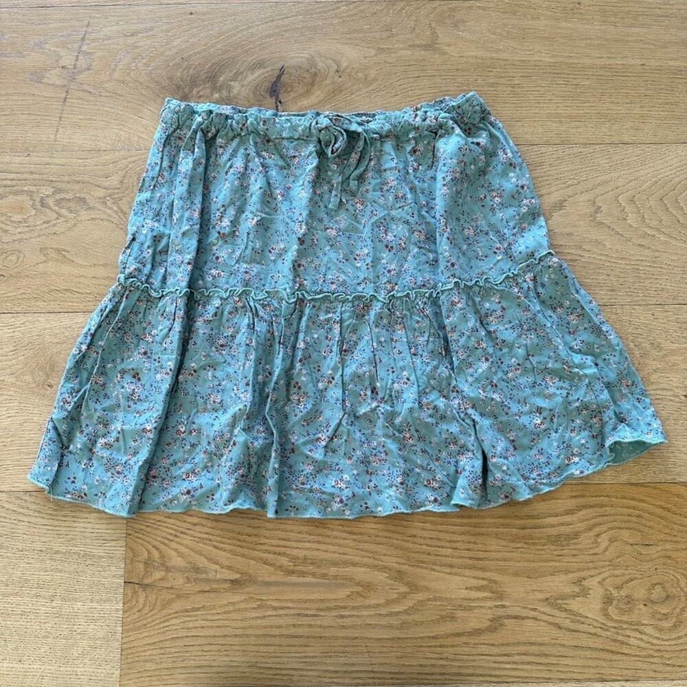 Brandy Melville - Ties Waist Tiered Floral Mini Skirt in Green